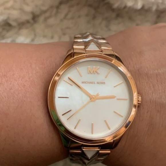 REDUCED NWT Michael Kors watch - Picture 5 of 6